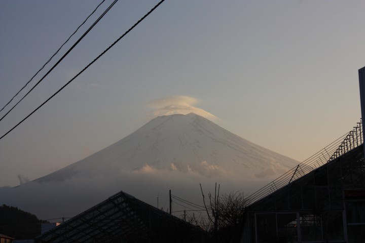 富士山に笠雲が掛かりました。天気が崩れる前兆です