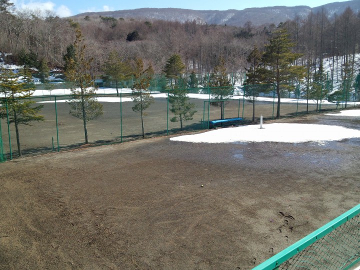 雪が降りましたがテニスコートはさらに雪が溶けています