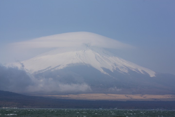 富士山に大きな傘雲がかかりました